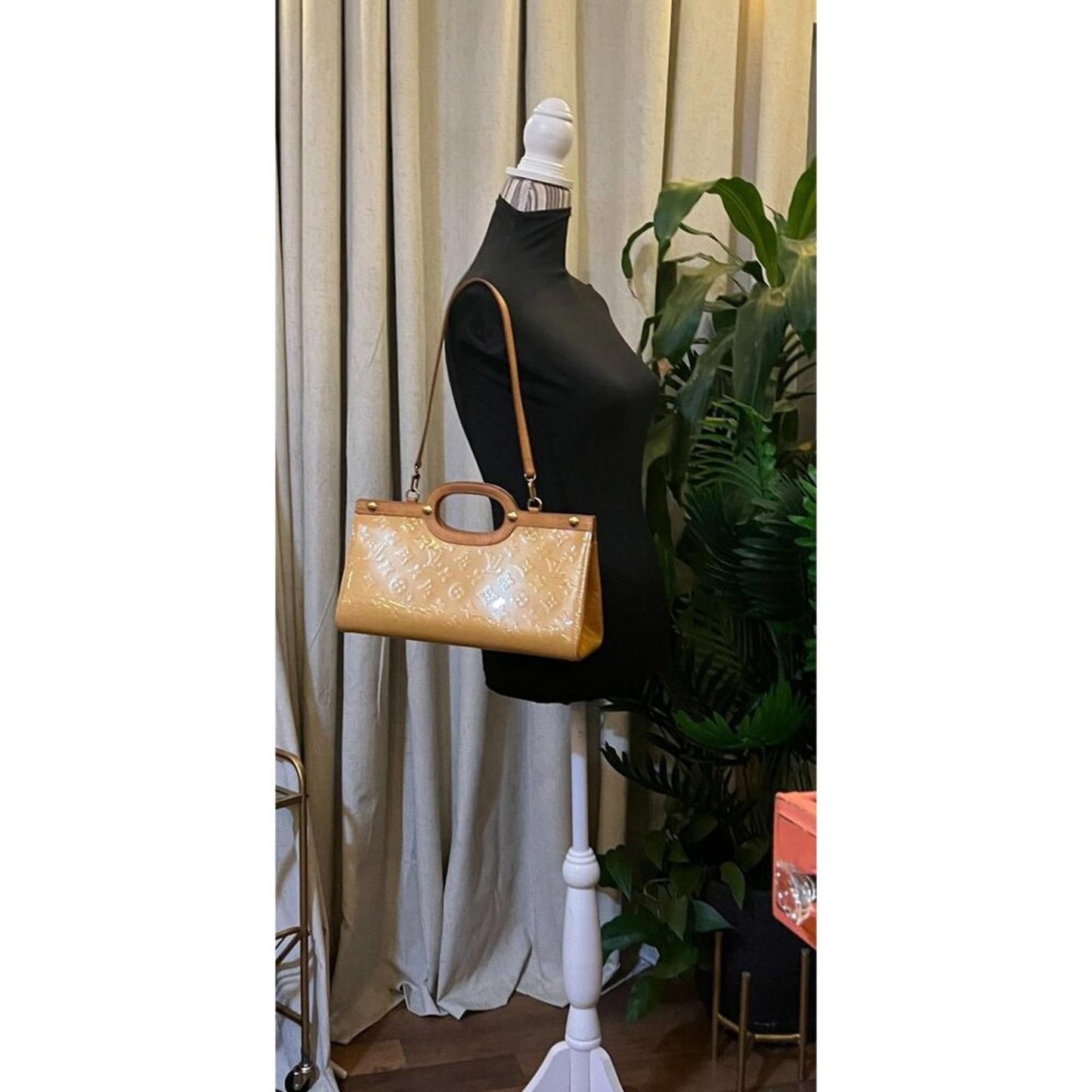 LOUIS VUITTON ROXBURY DRIVE YELLOW VERNIS HANDBAG