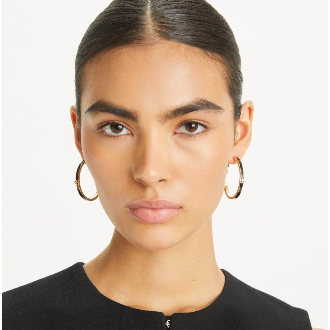 TORY BURCH WHITE AND GOLD KIRA ENAMEL BRACELET AND HOOP EARRING SET