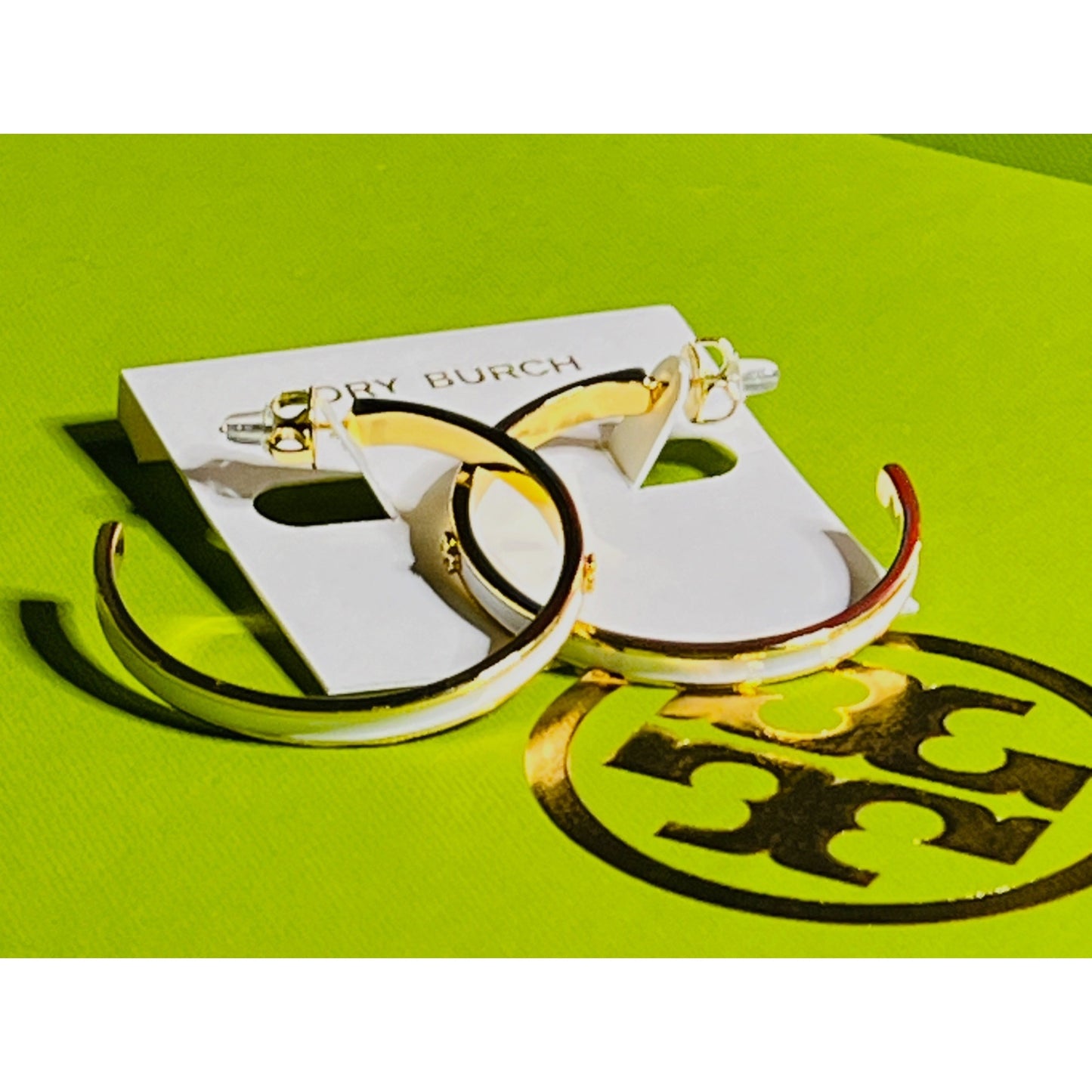 TORY BURCH WHITE AND GOLD KIRA ENAMEL BRACELET AND HOOP EARRING SET