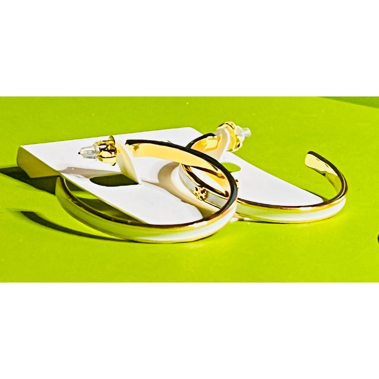 TORY BURCH WHITE AND GOLD KIRA ENAMEL BRACELET AND HOOP EARRING SET