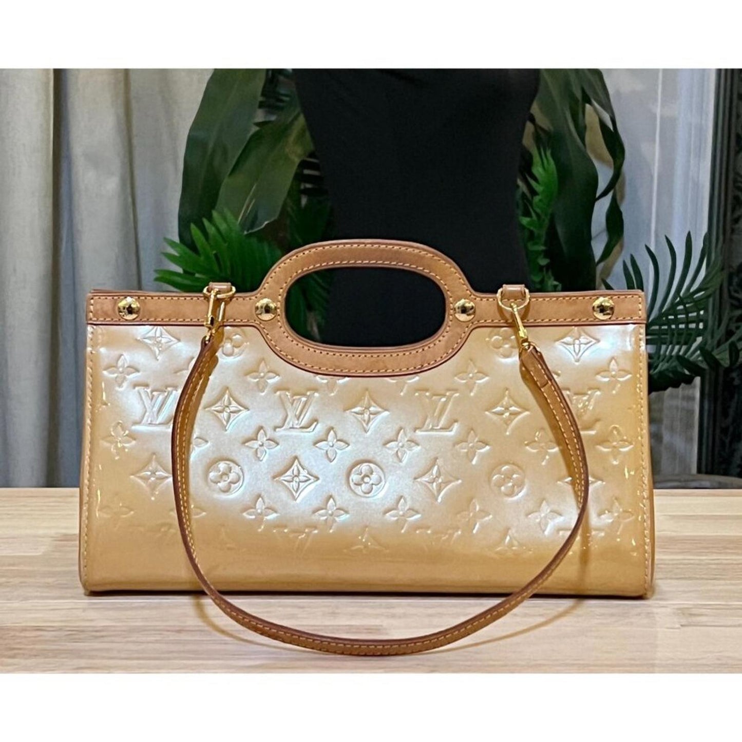 LOUIS VUITTON ROXBURY DRIVE YELLOW VERNIS HANDBAG